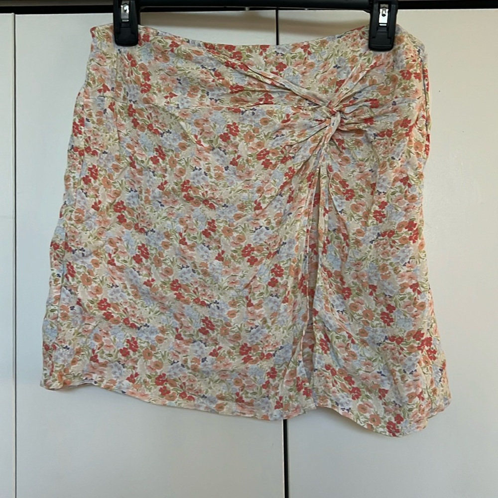 Flowered mini skirt with zipper